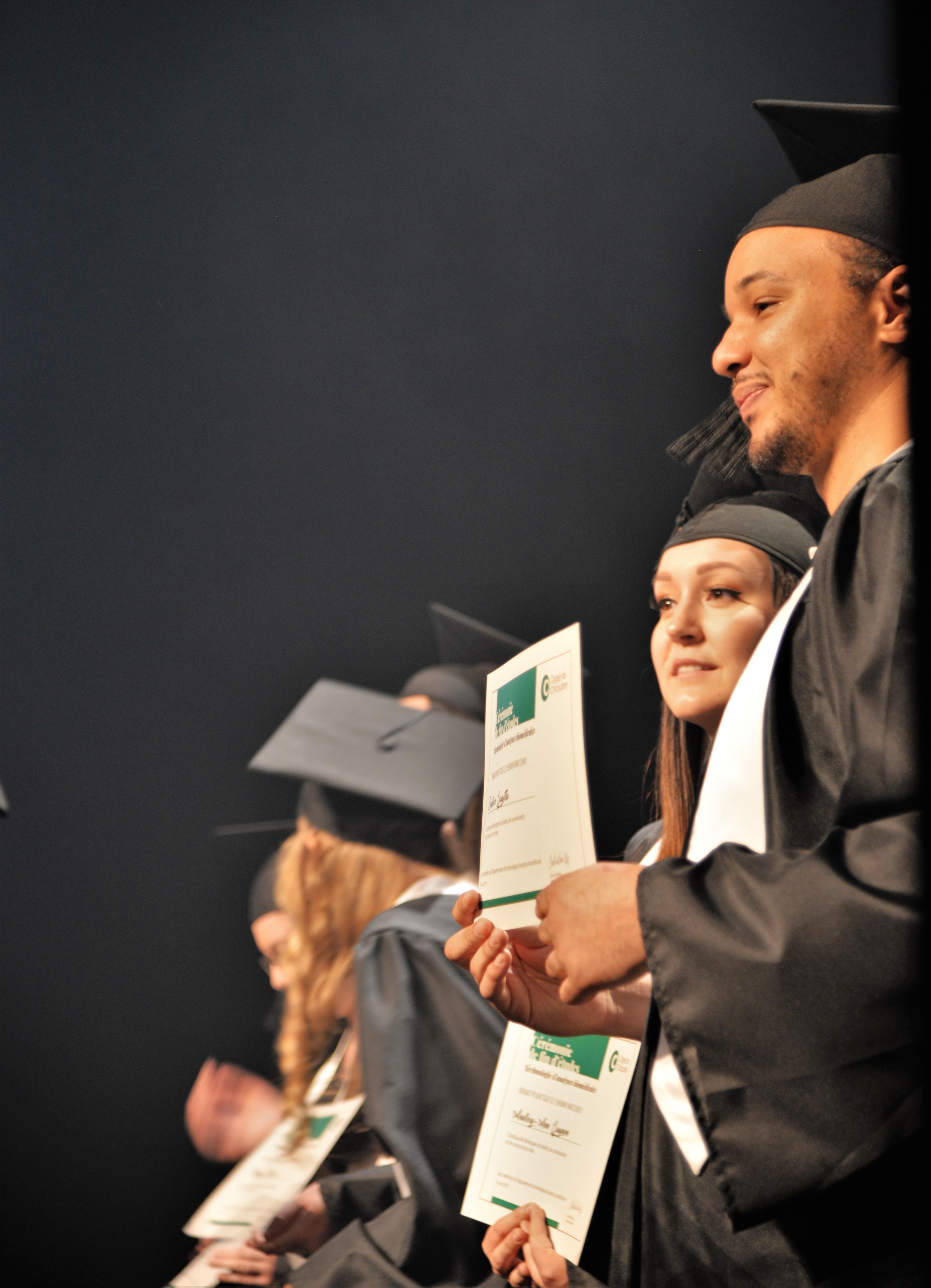 Photo détail d'étudiants sur la scène.