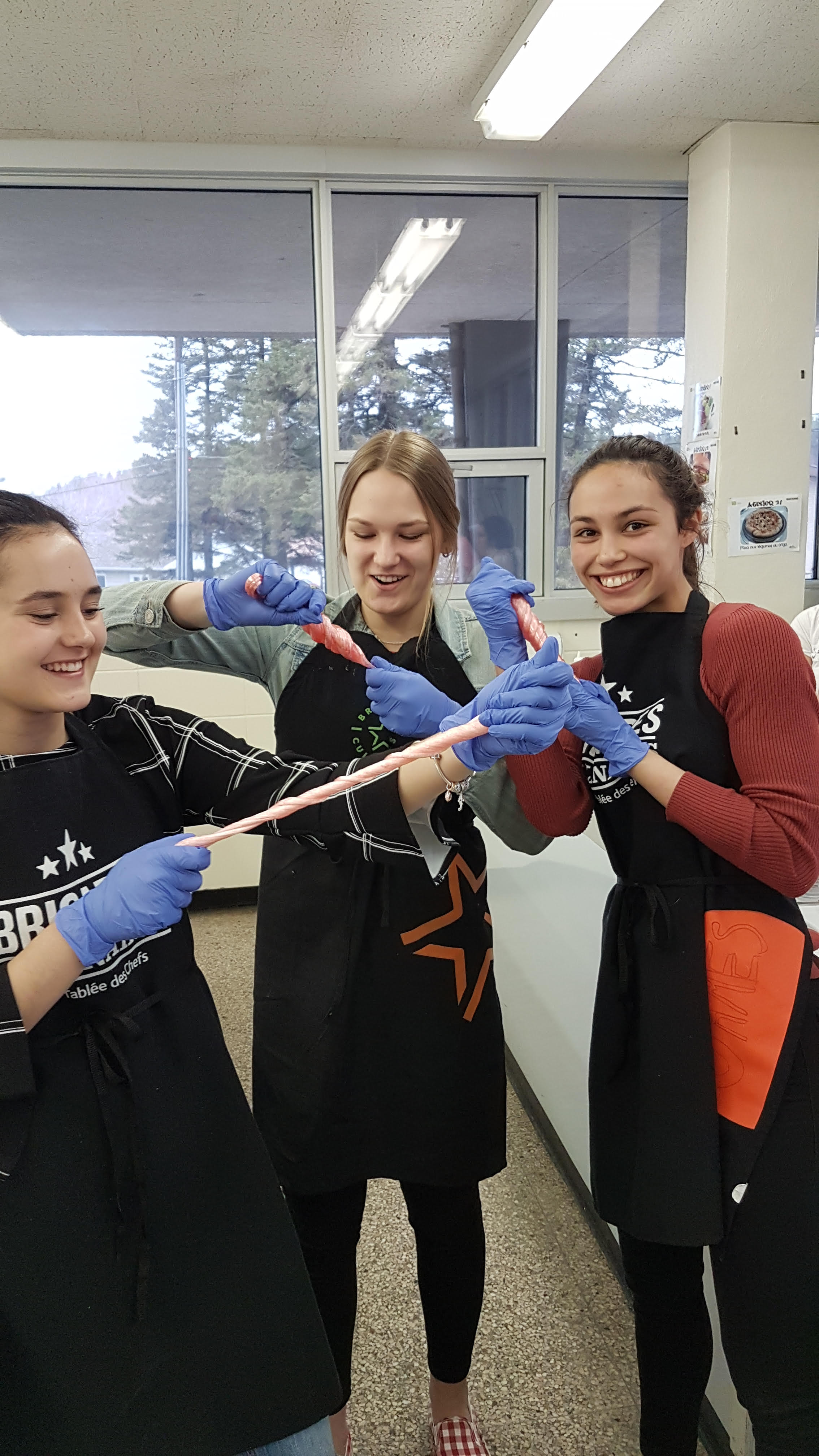 Trois étudiantes du secondaire de Charles-Gravel façonnant leurs préparations de bonbons.