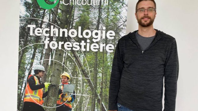 Le Conseil de l’industrie forestière du Québec décerne une bourse de 500 $ à, Frédérick Lacroix, un finissant du programme de Technologie forestière du Cégep de Chicoutimi.