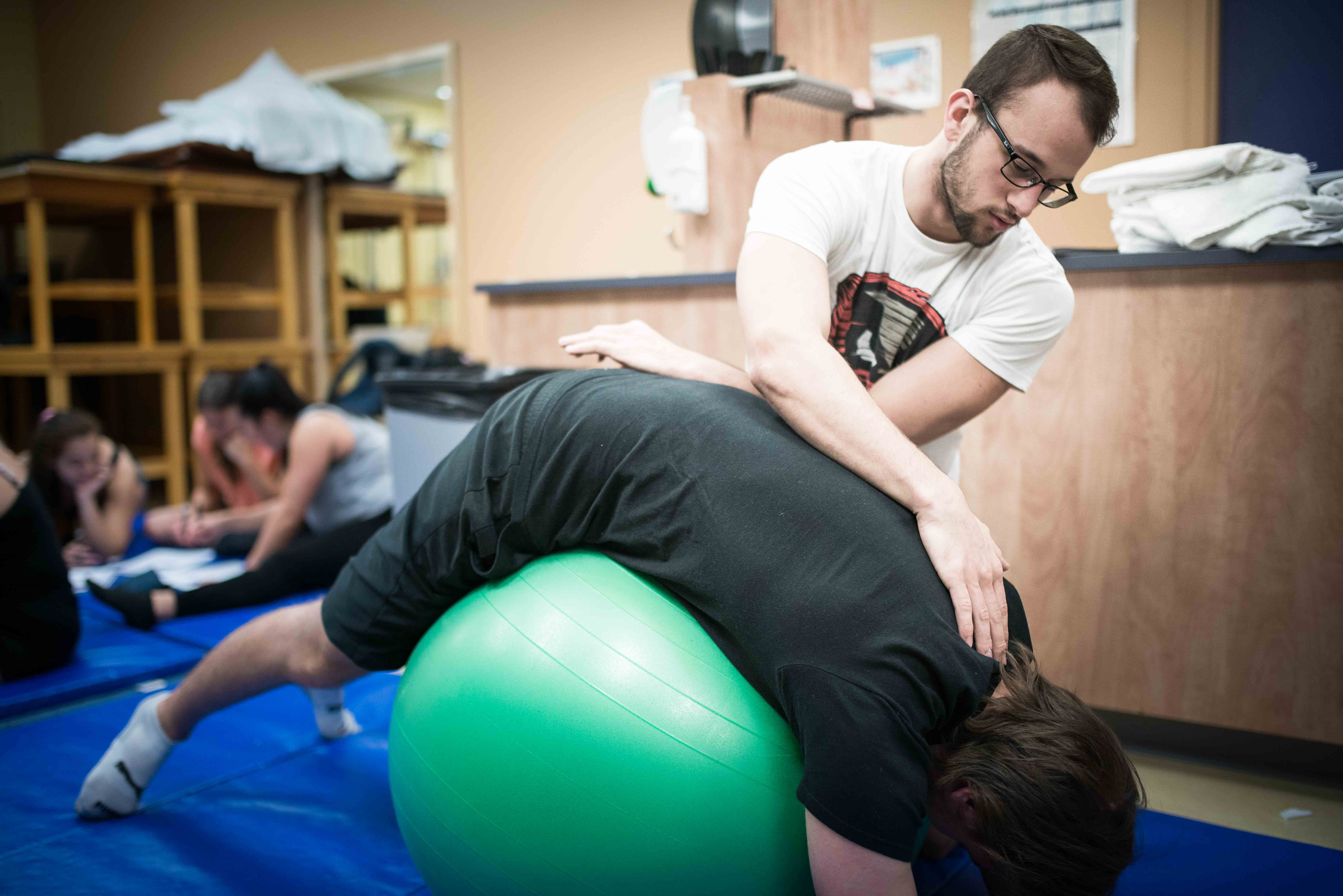 Photo d'un Traitement de physiothérapie sur ballon au Cégep de Chicoutimi