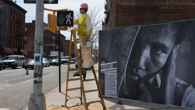 À ce jour, Dysturb a installé plus de 1 000 affiches géantes à travers le globe.