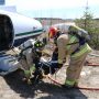 mise en scène de l'avion qui s'est crashé avec une blessée aidé par des pompiers.