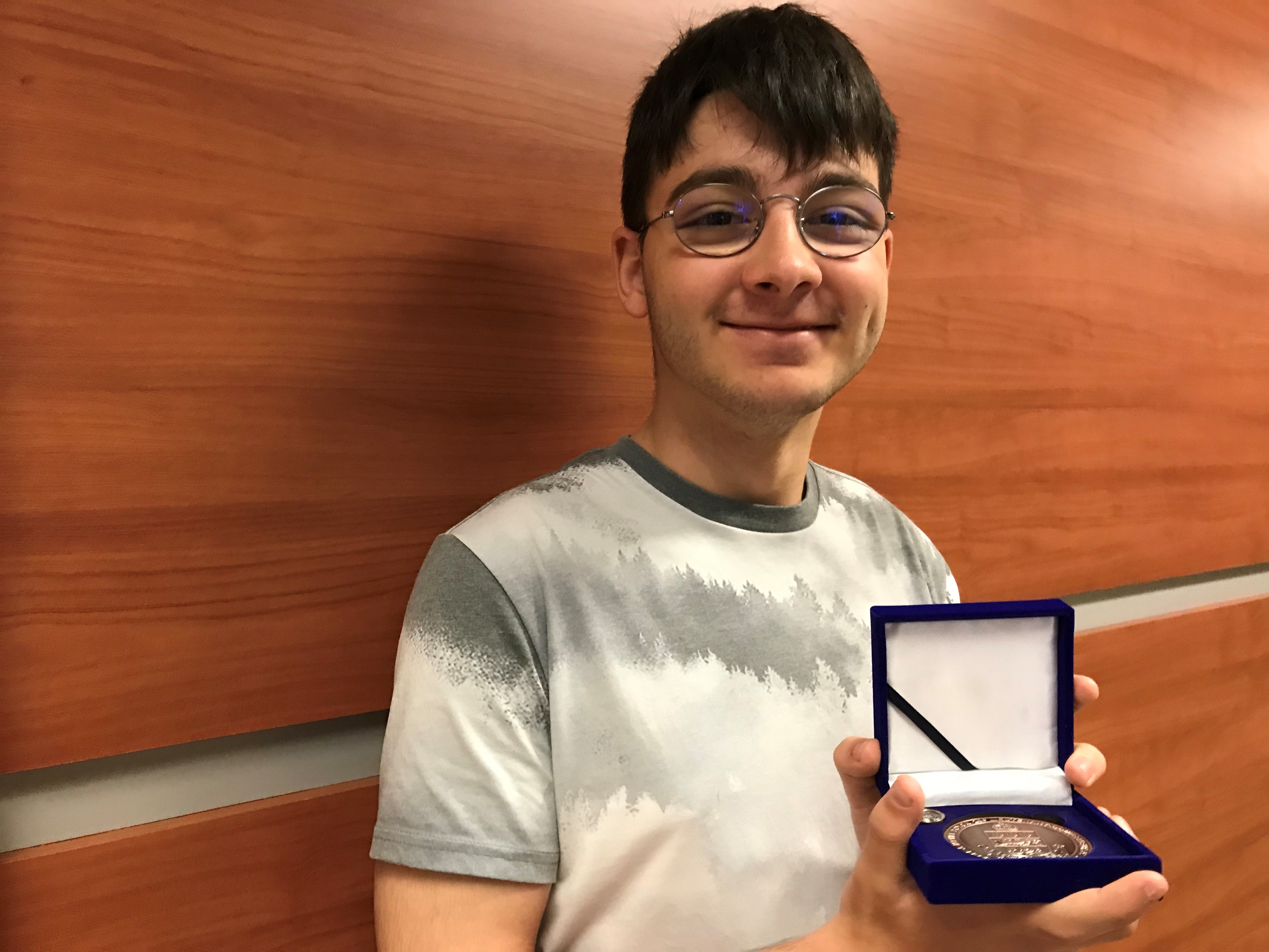 La médaille du Lieutenant-gouverneur du Québec pour la jeunesse de l’honorable J. Michel Doyon a été décerné à l’étudiant en Arts, lettres et communication du Cégep de Chicoutimi, M. Simon Desbiens, pour l’ensemble de son dossier d’engagement culturel.