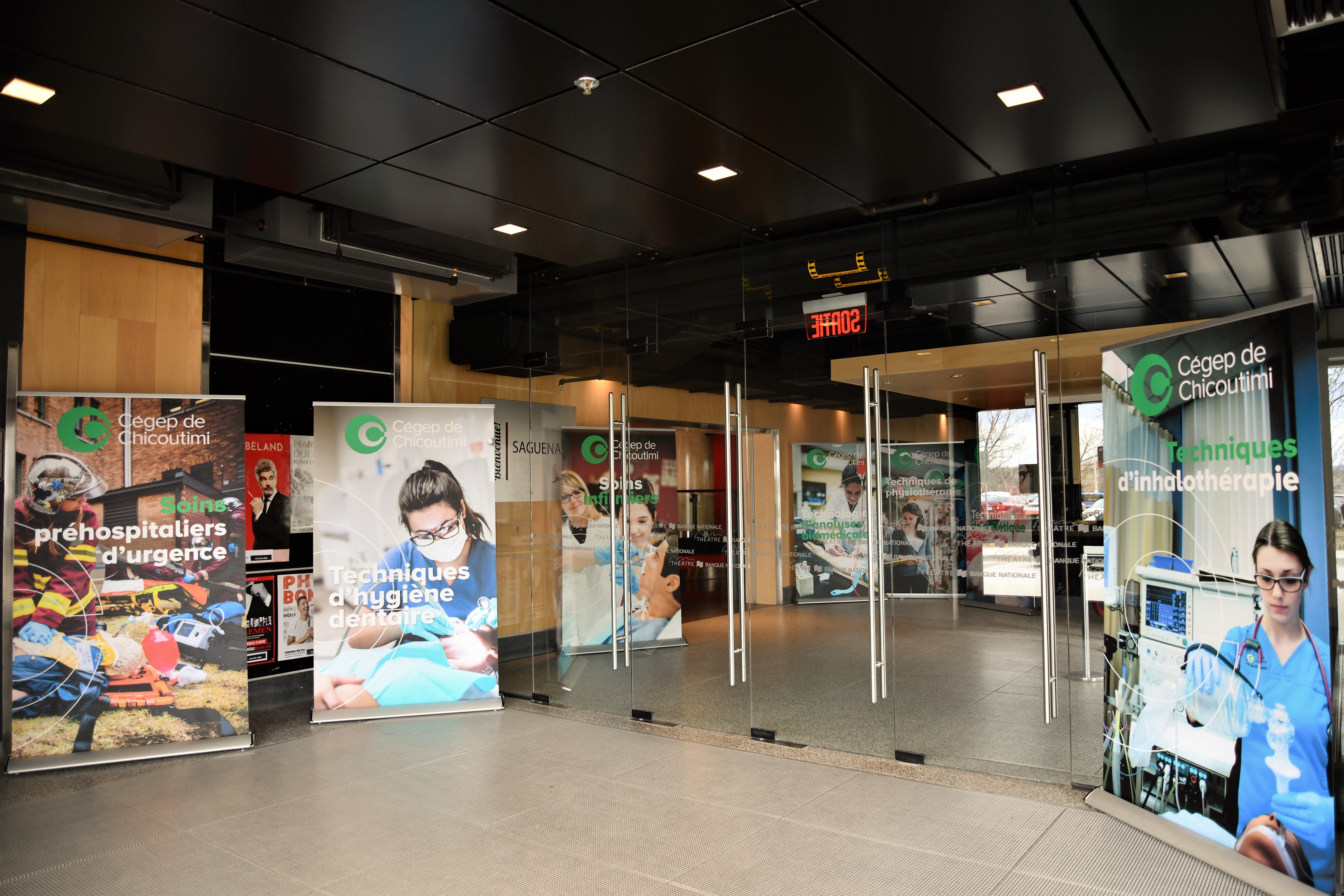 Entrée du Théâtre Banque Nationale avec les différents roll-up qui représentent les sept techniques de la santé différentes.