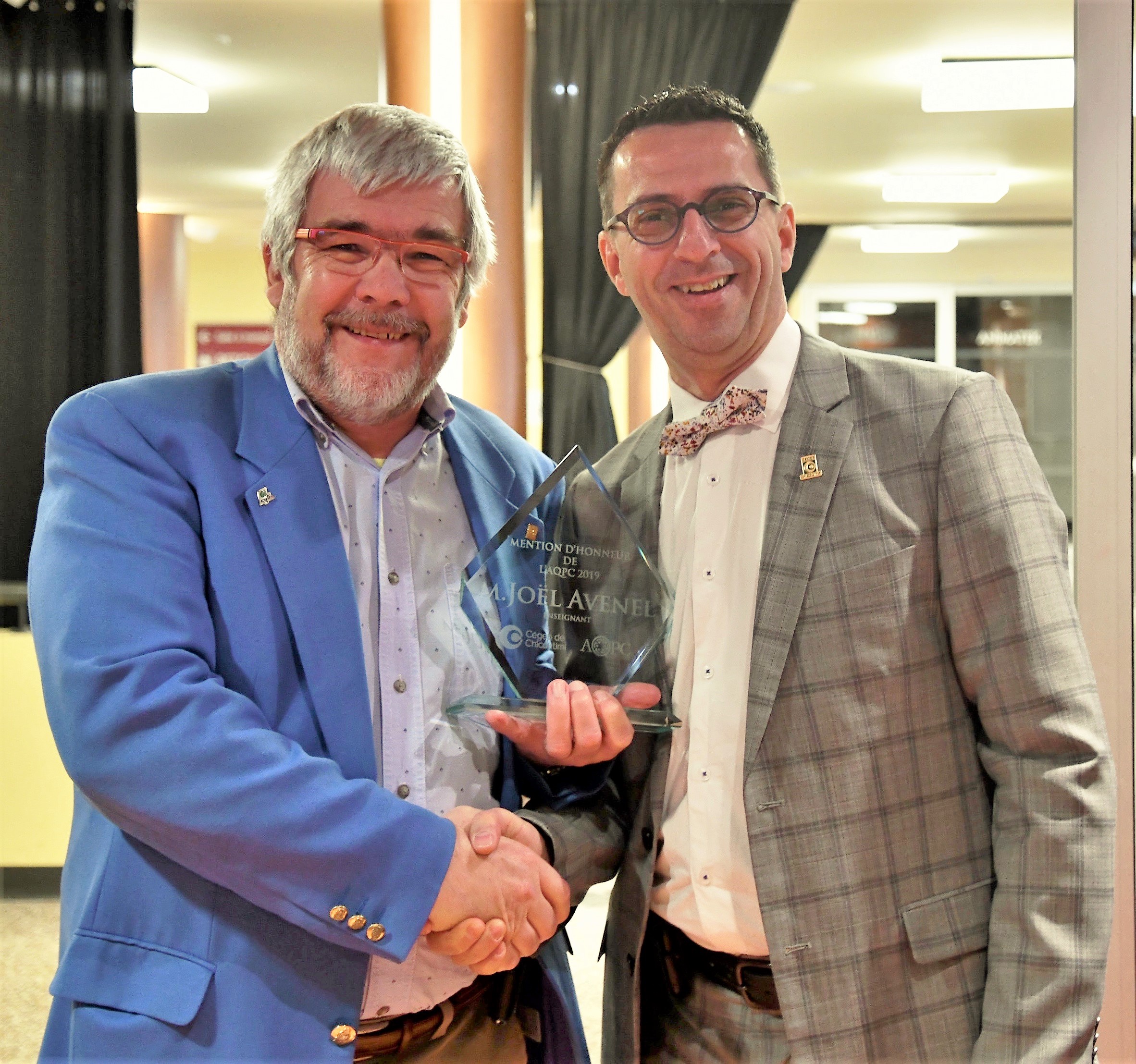 Photo portrait de l'enseignant Joël Avenel avec son prix et du directeur des études Christian Tremblay.