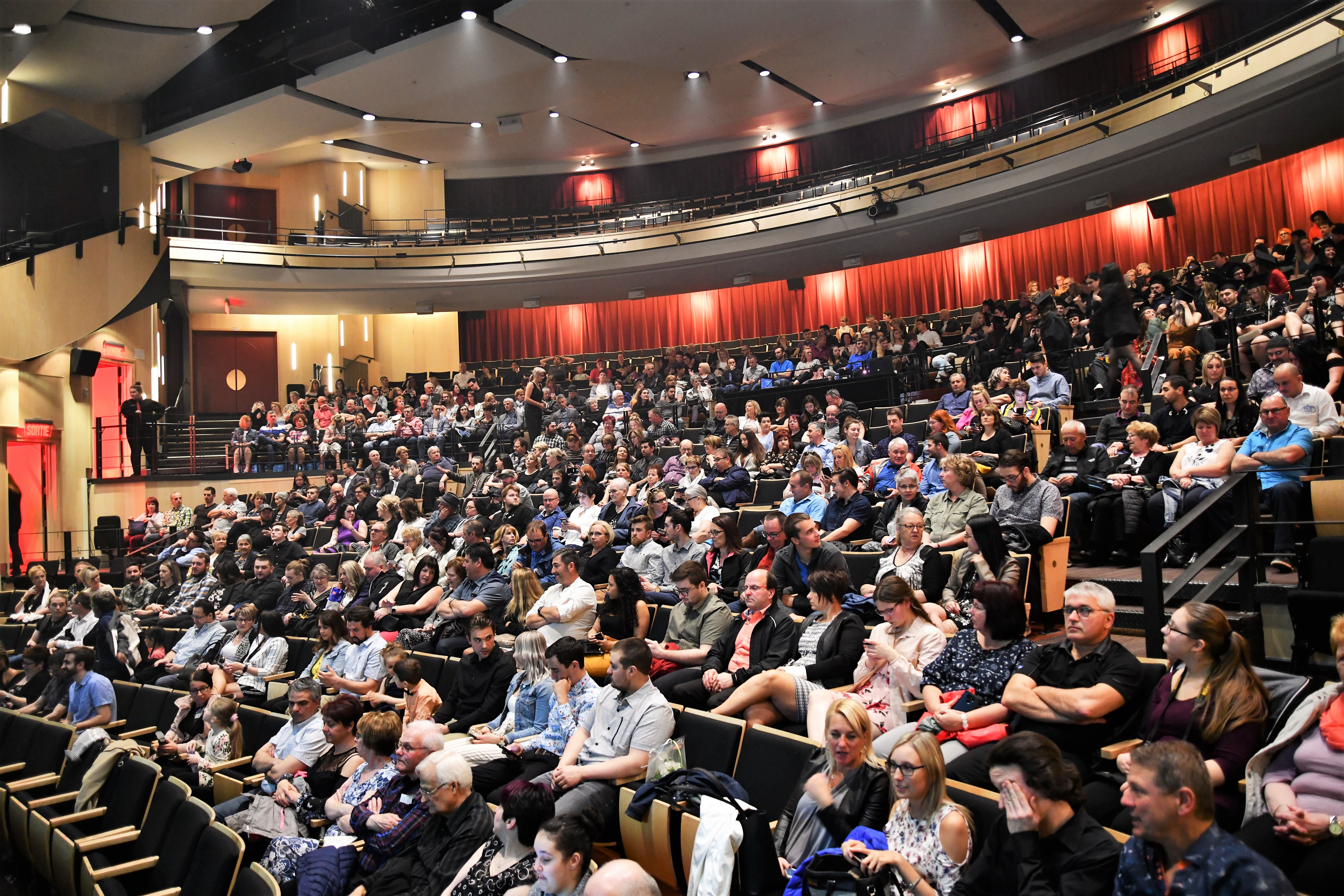 Photo d'ensemble du Théâtre Banque Nationale avec tous les étudiants et accompagnants assis face à la scène.