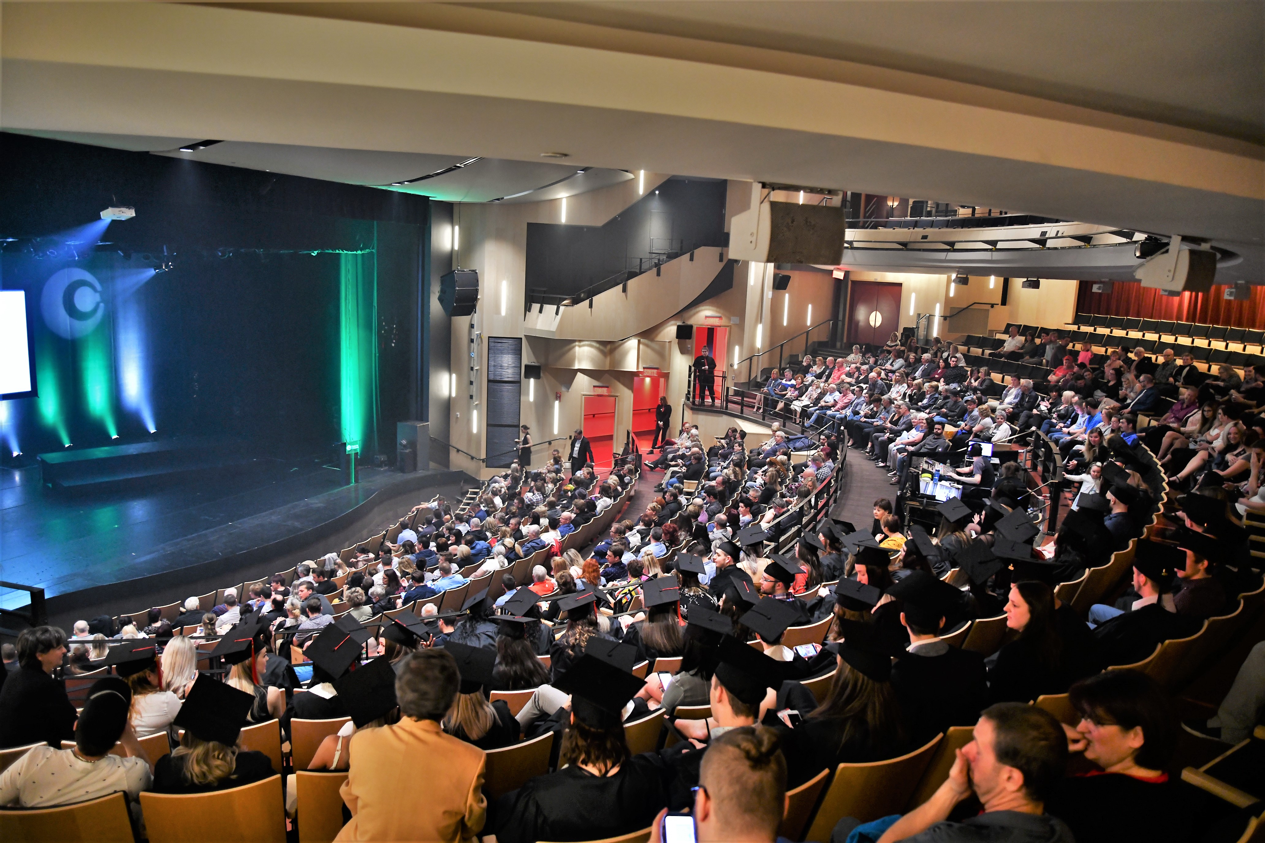 Photo d'ensemble du Théâtre Banque Nationale avec tous les étudiants et accompagnants assis face à la scène.